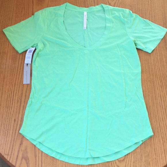 Aritzia - Foundation V-Neck T-Shirt - Bright Mint - Picture 2 of 4